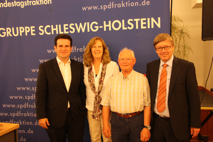 (v.l.n.r.) Hubertus Heil (MdB), Birgit Malecha-Nissen (Mitglied d. Kreistags), Jörn Husen (Bgm. v. Krummbeck), Hans-Peter Bartels (MdB)