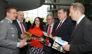 Übergabe der Broschüre durch Oberstleutnant André Wüstner an den Vorsitzenden des Verteidigungsausschuss, Dr. Hans-Peter Bartels, und an die Obleute im Verteidigungsausschuss Rainer Arnold (SPD), Agnieszka Brugger (Grüne), Dr. Karl Lamers und Henning Otte (beide CDU). Foto: Deutscher Bundeswehrverband
