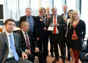 Hans-Peter Bartels, Vorsitzender des Verteidigungsausschusses des Deutschen Bundestages, nimmt das Friedensgutachten entgegen. © Deutscher Bundestag / Achim Melde